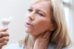 Mujer con síntomas de menopausia