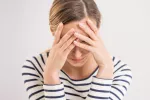 Una mutación en un gen podría estar detrás del origen de las migrañas Mujer con migraña