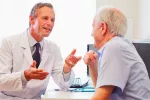 Tener siempre el mismo médico reduce el riesgo de muerte Médico y paciente en una consulta