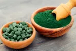 Una molécula del alga spirulina puede ayudar a reducir la hipertensión Polvo y pastillas de alga spirulina