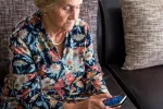Un móvil permite monitorizar y localizar a personas con alzhéimer Anciana con alzhéimer usando móvil