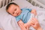 Muere un niño de tres años en Mataró infectado por enterovirus Niño pequeño enfermo en su cuna