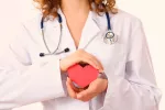 Las enfermedades cardiovasculares afectan más a las mujeres Mujer con corazón