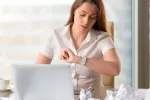 Trabajar más de 45 horas aumenta el riesgo de diabetes en mujeres Mujer trabajando muchas horas al día