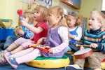Aprender música mejora las habilidades cognitivas de los niños Niños aprenden a tocar instrumentos musicales