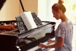 Los músicos tienen más neuroconexiones y resuelven mejor sus problemas Músico tocando el piano