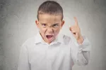 Los niños con problemas de conducta tienen peor salud Niño con expresión iracunda