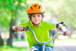 Los niños que hacen ejercicio tienen menos riesgo de depresión Niño practicando ejercicio con la bici