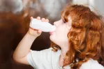 Nuevas investigaciones avalan los beneficios de los probióticos y prebióticos Niña bebiendo yogur probiótico