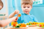 Comer verduras reduce los brotes de esclerosis múltiple en niños Niños comiendo verdura
