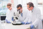 Identifican una nueva diana para luchar contra el alzhéimer Científicos en el laboratorio