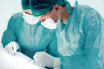 Nueva técnica, eficaz en el tratamiento de hemorroides Cirujanos en el quirófano