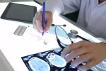 Doctor mostrando imagenes del cerebro