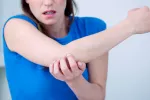 Un nuevo fármaco, eficaz para mejorar la psoriasis Una mujer con psoriasis se rasca el codo