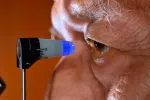 Un nuevo implante mejora el tratamiento del glaucoma Un hombre mayor se somete a una revisión ocular