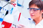 Investigadora realiza pruebas en un laboratorio