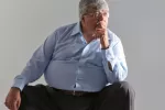 Asocian la obesidad en adultos con más riesgo de desarrollar demencia Persona mayor con obesidad