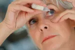 Crean una tecnología para el diagnóstico rápido del ojo seco Mujer mayor echándose lágrimas artificiales para el ojo seco