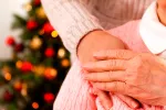 Los pacientes dados de alta en Navidades tienen más riesgo de morir Mujer mayor en época navideña