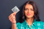 Mujer recomienda el uso de preservativo