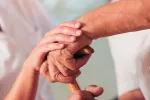 Un medicamento para la diabetes mejora síntomas motores del párkinson Persona con posibles problemas de párkinson