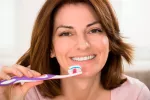 Las pastas blanqueantes no varían el color de tus dientes Mujer lavándose los dientes