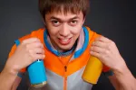 Advierten sobre los efectos de las bebidas energéticas Adolescente consumiendo bebidas energéticas