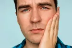 Asocian las bacterias que causan periodontitis al cáncer de esófago Persona con dolor derivados de bacterias que causan periodontitis