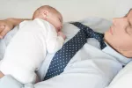 La UE estudia ampliar a 4 meses el permiso de paternidad de cada padre Padre con su bebé