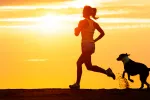 Una mujer hace running en compañía de su perro