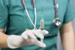 El 85% de los pinchazos accidentales que sufre el personal sanitario se puede evitar Personal médico con jeringuilla