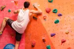 Practicar búlder puede ayudar a combatir la depresión Joven practicando búlder