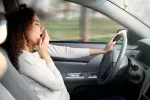 Recomendaciones para prevenir el cansancio en la carretera Conductora con síntomas de cansancio