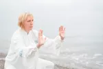 El qigong ayuda a pacientes con cáncer de mama Practicando qigong