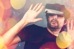 La realidad virtual puede ayudar a combatir el miedo a las alturas Hombre con un sistema de realidad virtual