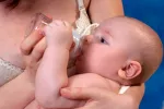 La mitad de los bebés sufre reflujo gastroesofágico Bebé tomando el biberón