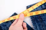 Consumir refrescos endulzados con fructosa incrementa el riesgo de padecer obesidad Cinta métrica midiendo la obesidad