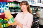 Los refrescos light o zero triplican el riesgo de demencia e ictus Mujer comprando refresco light