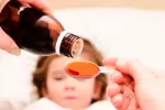Las farmacias se quedan sin Dalsy por un fallo en el prospecto Niña con fiebre tomando dalsy