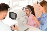 Revisiones en niños con riesgo de uveítis evitarían la pérdida visual Niña realizándose una revisión oftalmológica