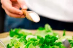 Tomar mucha sal incrementa el riesgo de insuficiencia cardíaca Persona que toma mucha sal en la comida