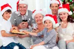 Comer en exceso en Navidad perjudica la salud de los mayores Una familia brindando por la Navidad