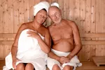 Usar la sauna reduce el riesgo de padecer demencia y alzhéimer Pareja mayor en la sauna
