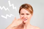 Desarrollan un material capaz de regenerar el esmalte dental Mujer con problemas de sensibilidad dental