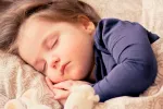 Dormir la siesta mejora la memoria emocional en niños pequeños Niña durmiendo la siesta