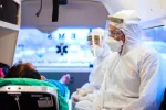 El síndrome post ébola preocupa a la OMS Profesionales sanitarios atienden a un paciente con ébola en el interior de una ambulancia