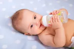 La inmunoterapia oral elimina la alergia a la leche de vaca en bebés Bebé tomando leche de continuación