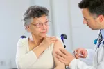 Los síntomas del párkinson avanzado mejoran con la apomorfina Anciana recibiendo apomorfina