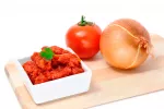 Cómo cocinar el sofrito de tomate para potenciar sus beneficios Sofrito de tomate cocinado a fuego lento y con cebolla