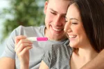 Un nuevo método aumenta las tasas de éxito de la reproducción asistida Una pareja mira sonriente un test de embarazo